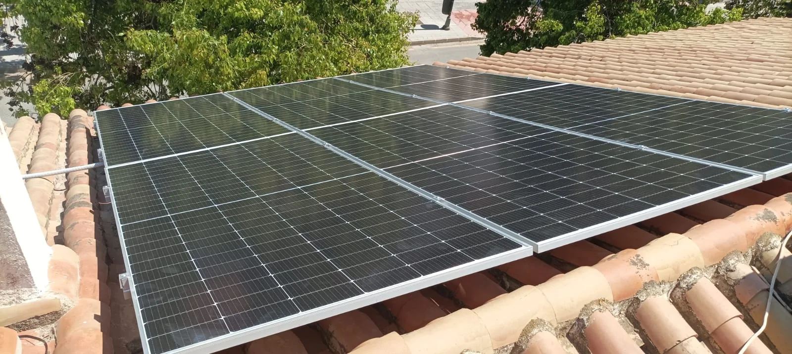 Cargador de Coche Eléctrico con Placas Solares en Málaga: precio y ahorro real